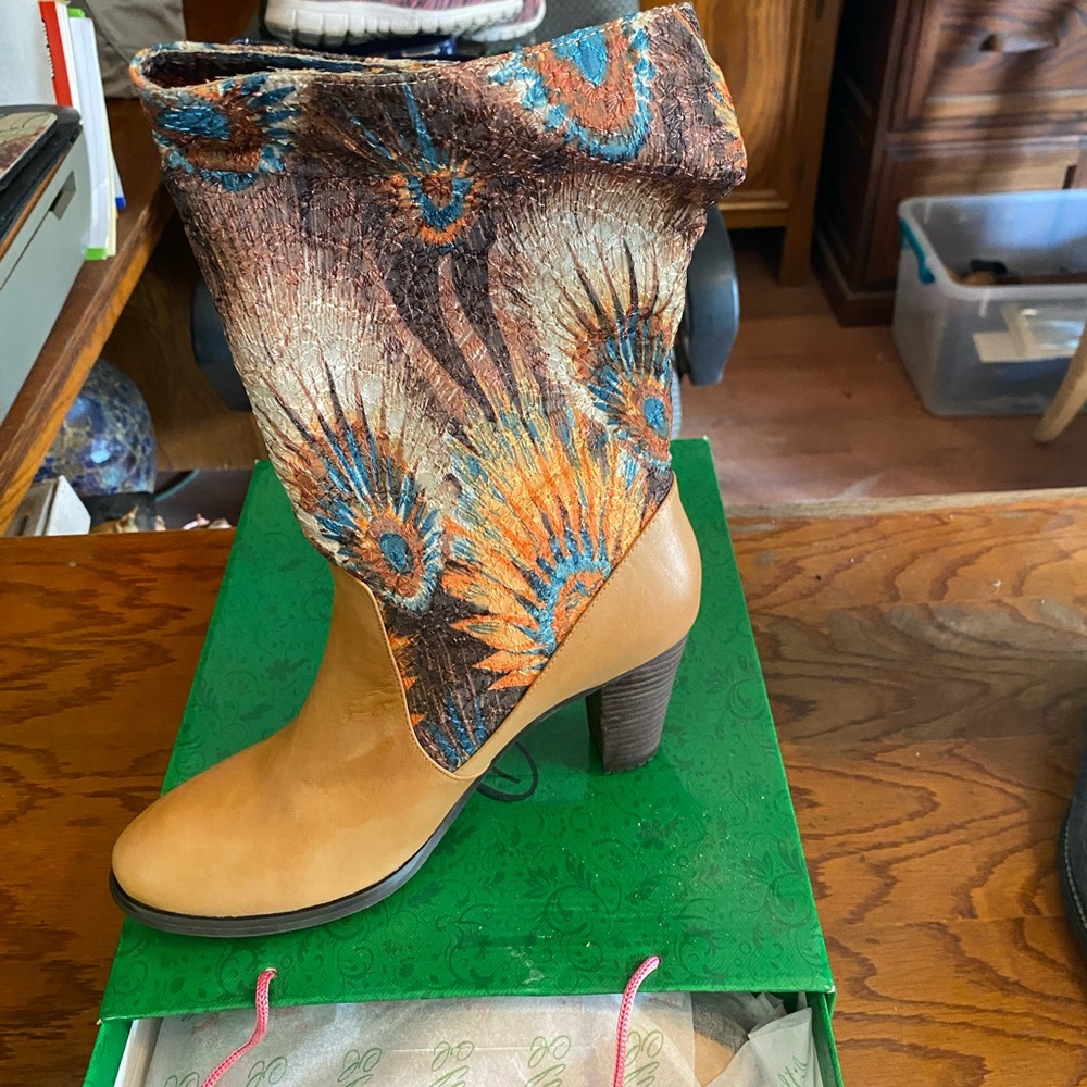 Women size 9 Corey’s elite peacock amber boots